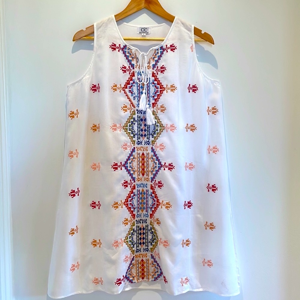 NWOT Chic Connection Women’s Lined White Embroidered Dress. Multicoloure…